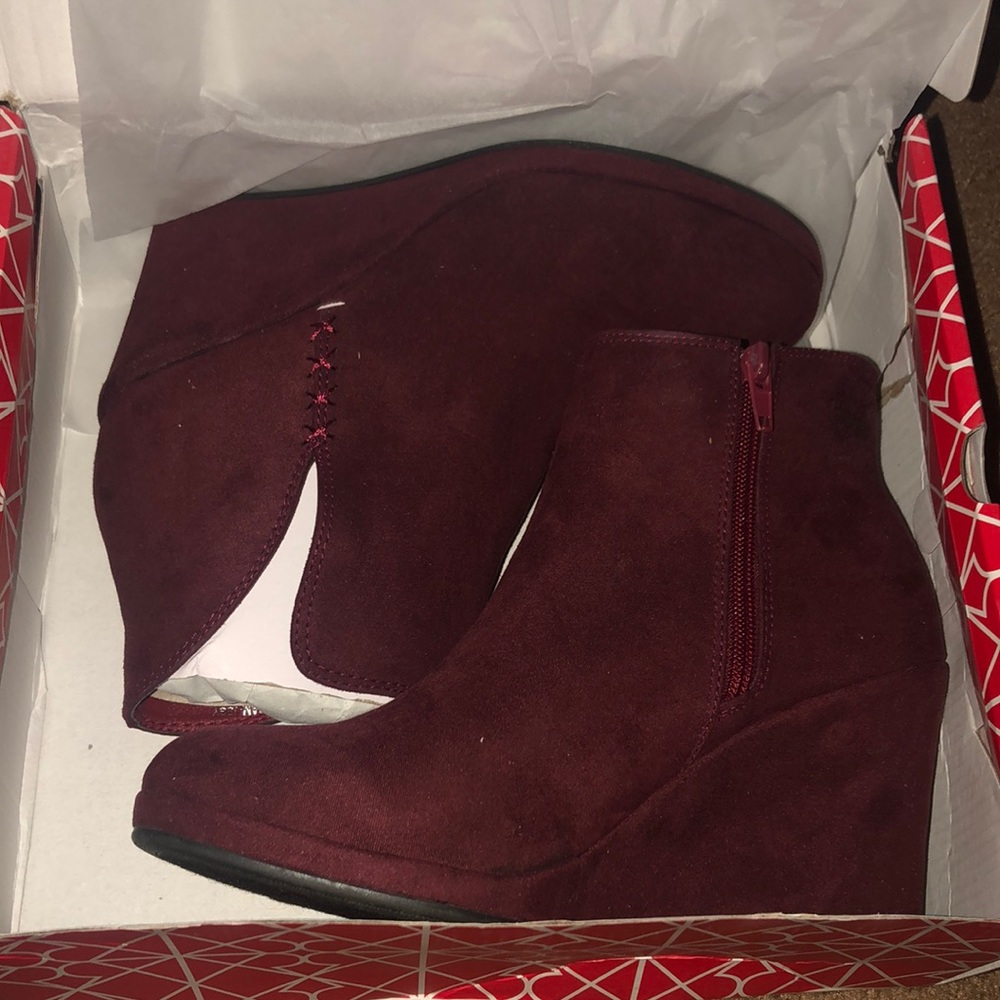 Maroon wedge boots